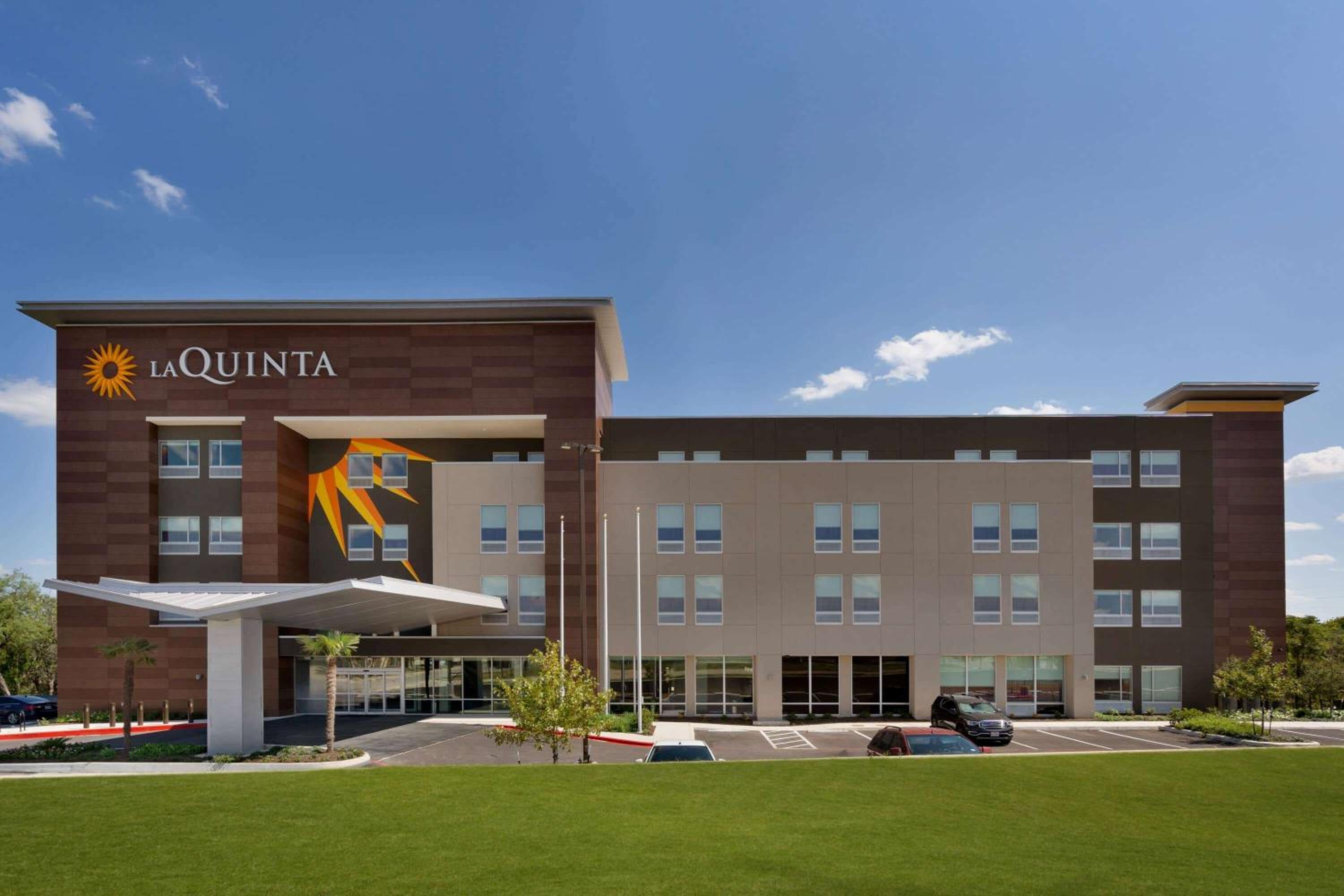 Hotel La Quinta Inn & Suites by Wyndham San Antonio Seaworld LAFB - Image 1