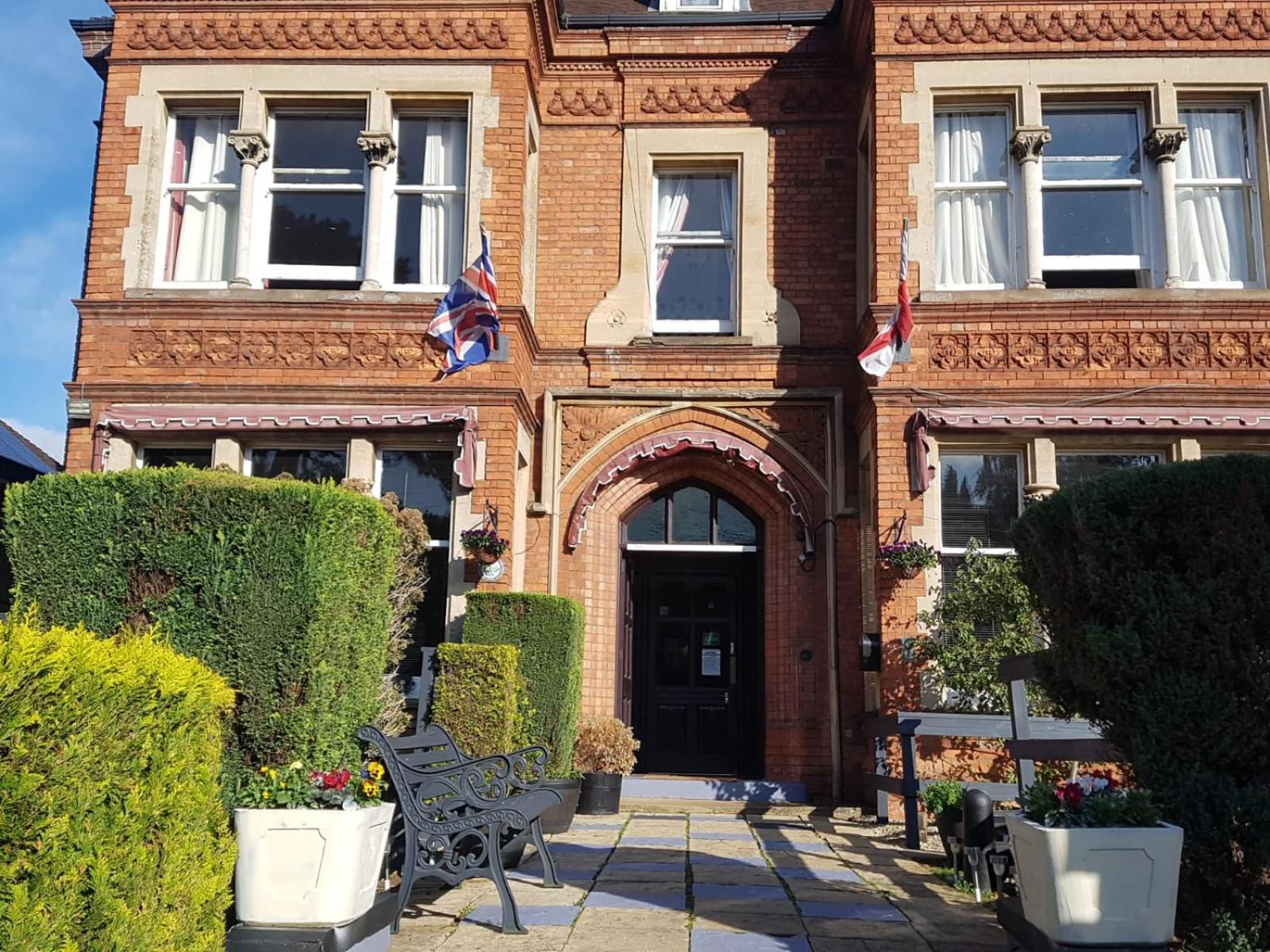 Banbury Vacations - The Lismore Hotel - Property Image 1