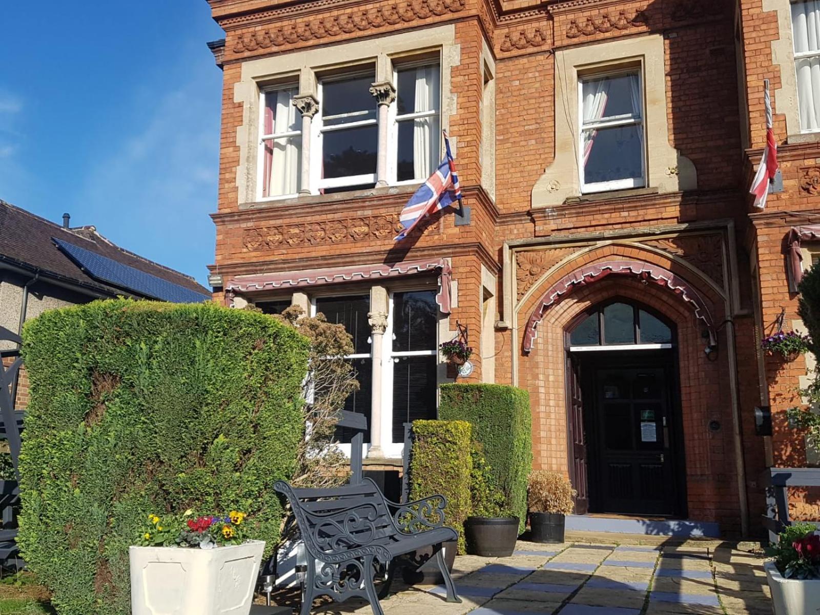 Banbury Vacations - The Lismore Hotel - Property Image 6