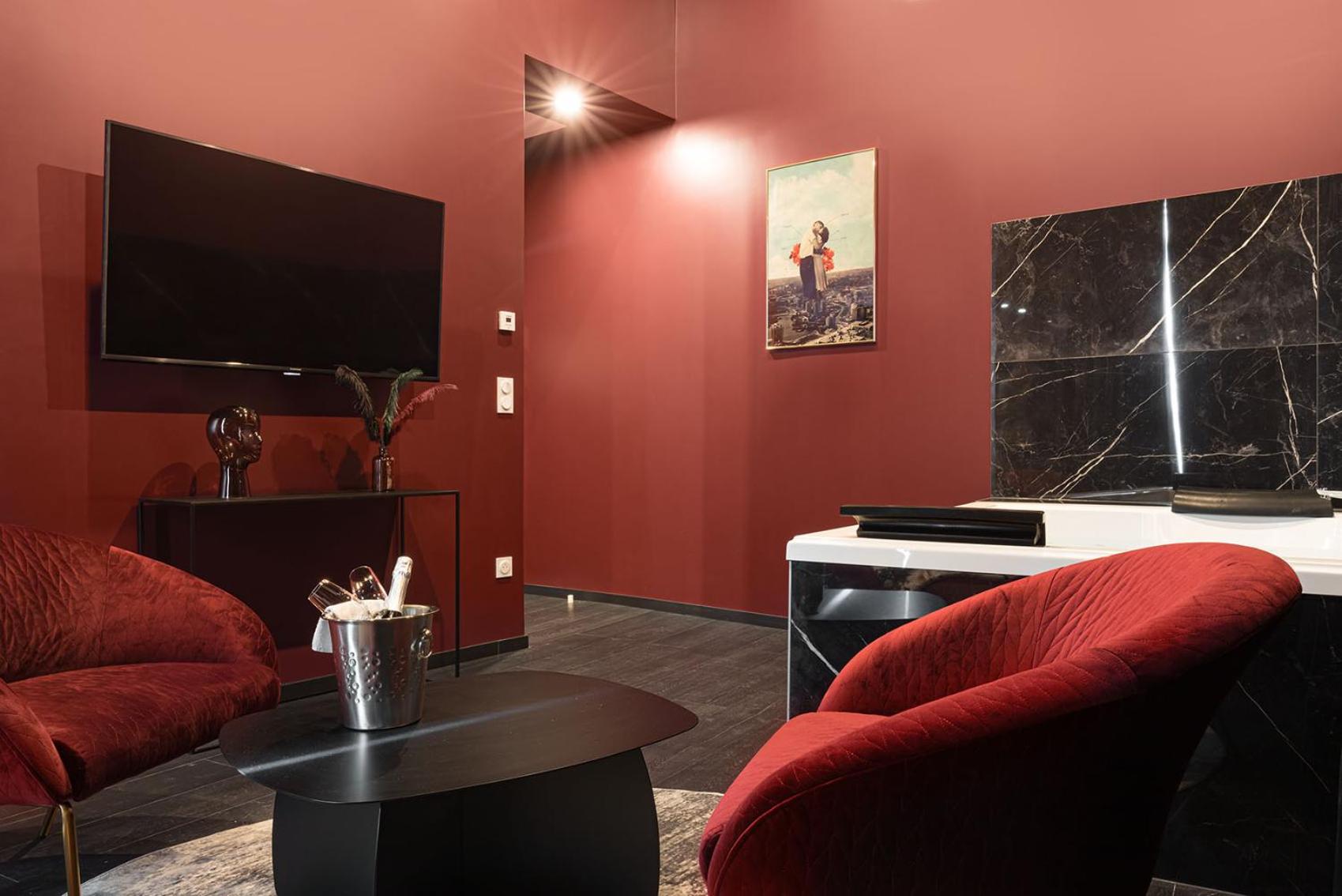 Hotel Legend Majestic Superbe Love Room - Jacuzzi - Champagne - Romantisme - parking privé - Image 1