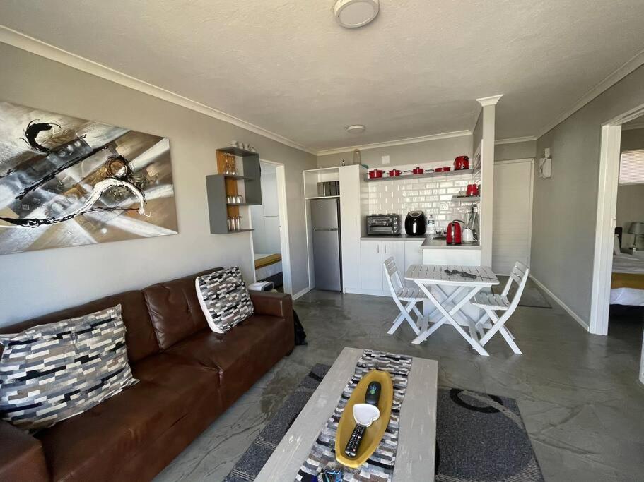 61 hbc, Hermanus, photo 2 of 14