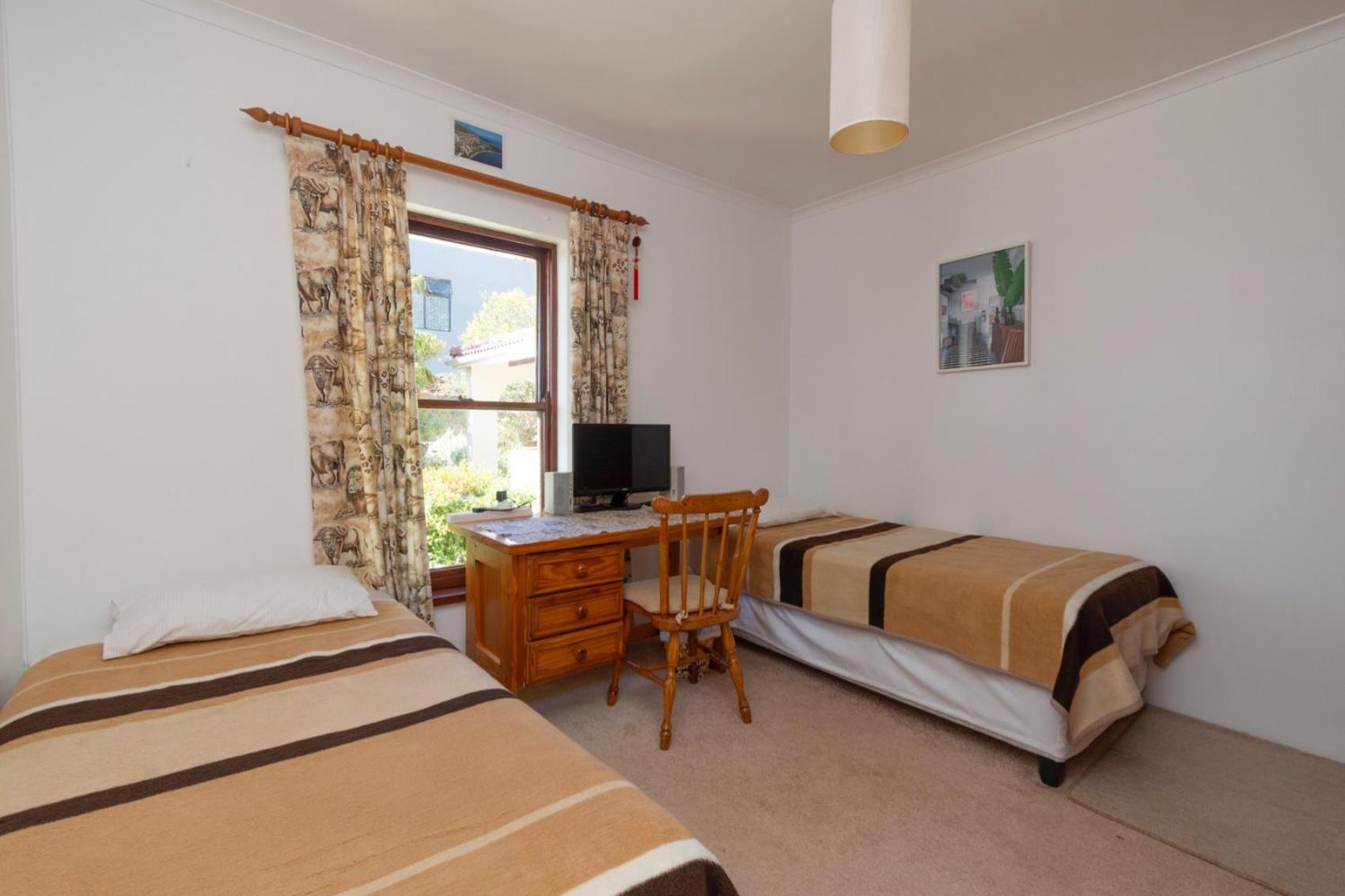 Room for 2 in Camps Bay view 5