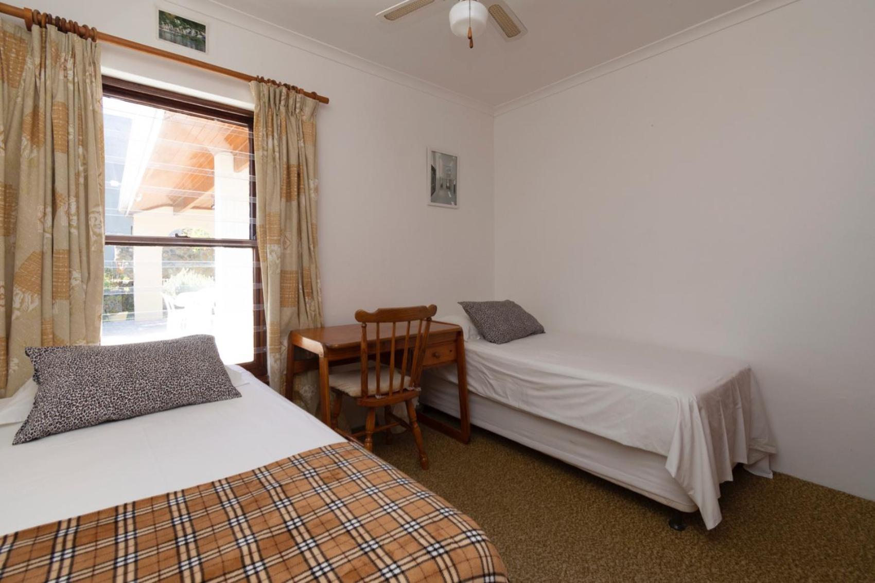 Room for 2 in Camps Bay view 4