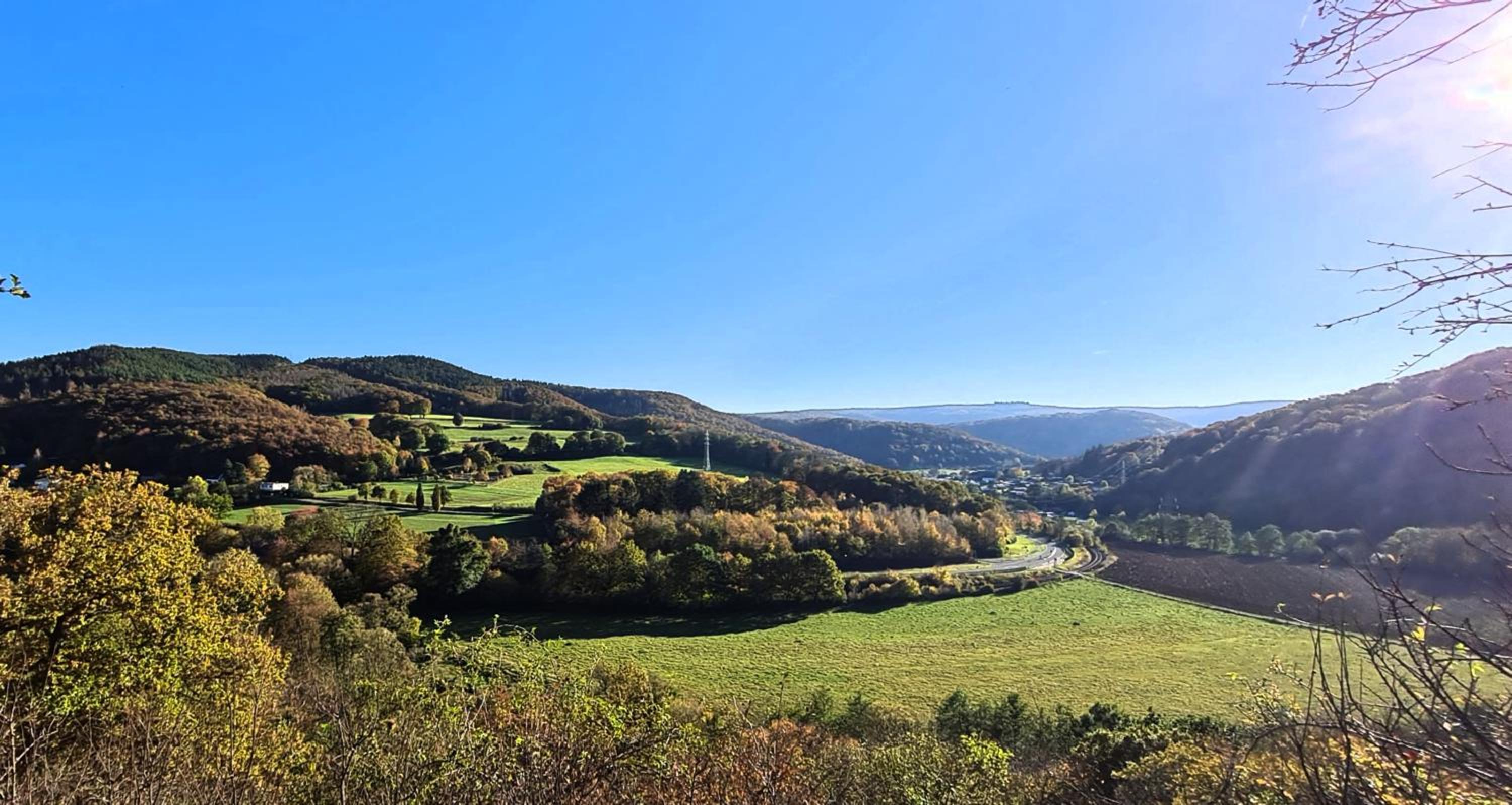 Eifelhof mit Obstbaumwiese