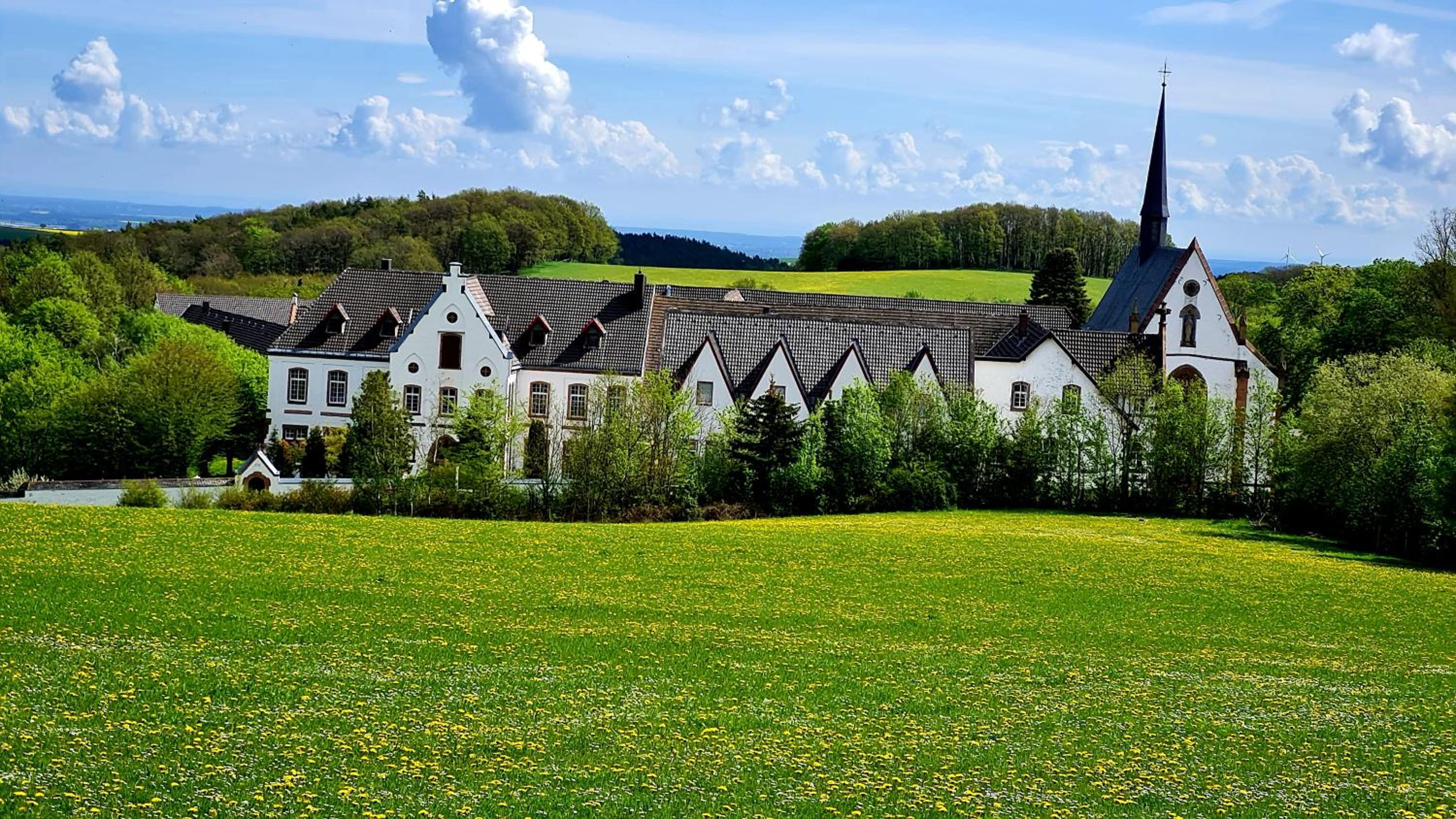 Eifelhof mit Obstbaumwiese