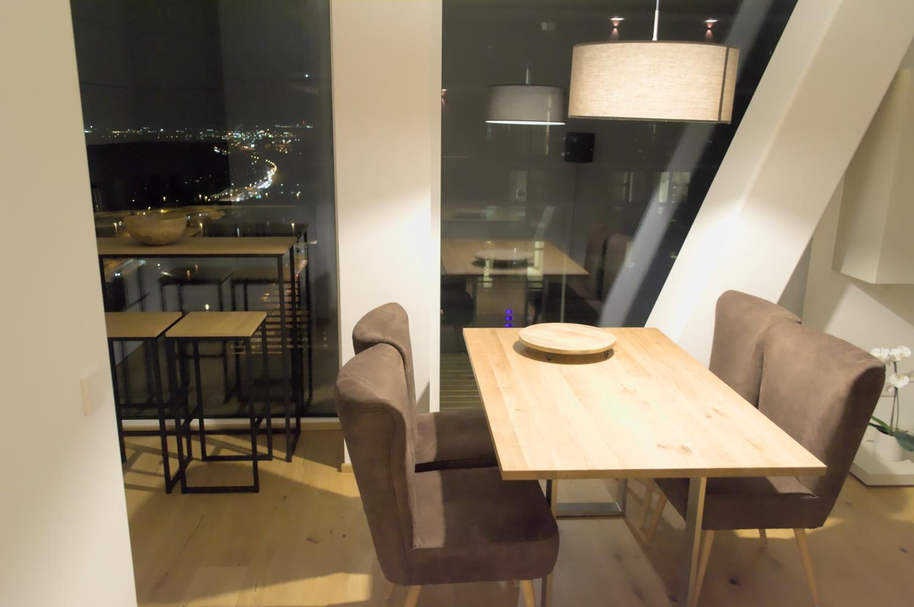 Triiiple Suites Level 22 mit Balkon und Tiefgarage