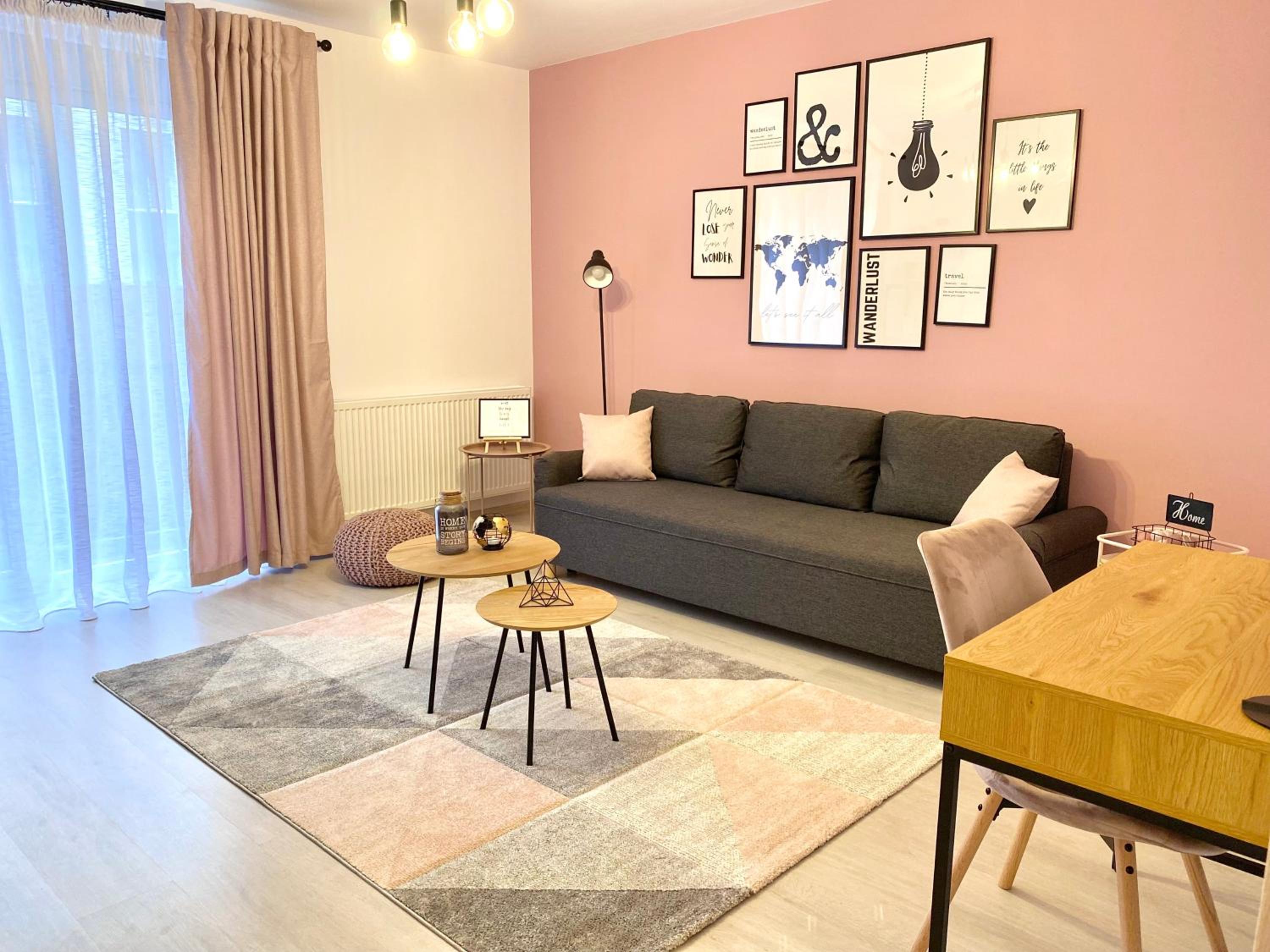 Wanderlust Home Pink, Rasnov Apt for 4, Wifi and Free Parking view 5