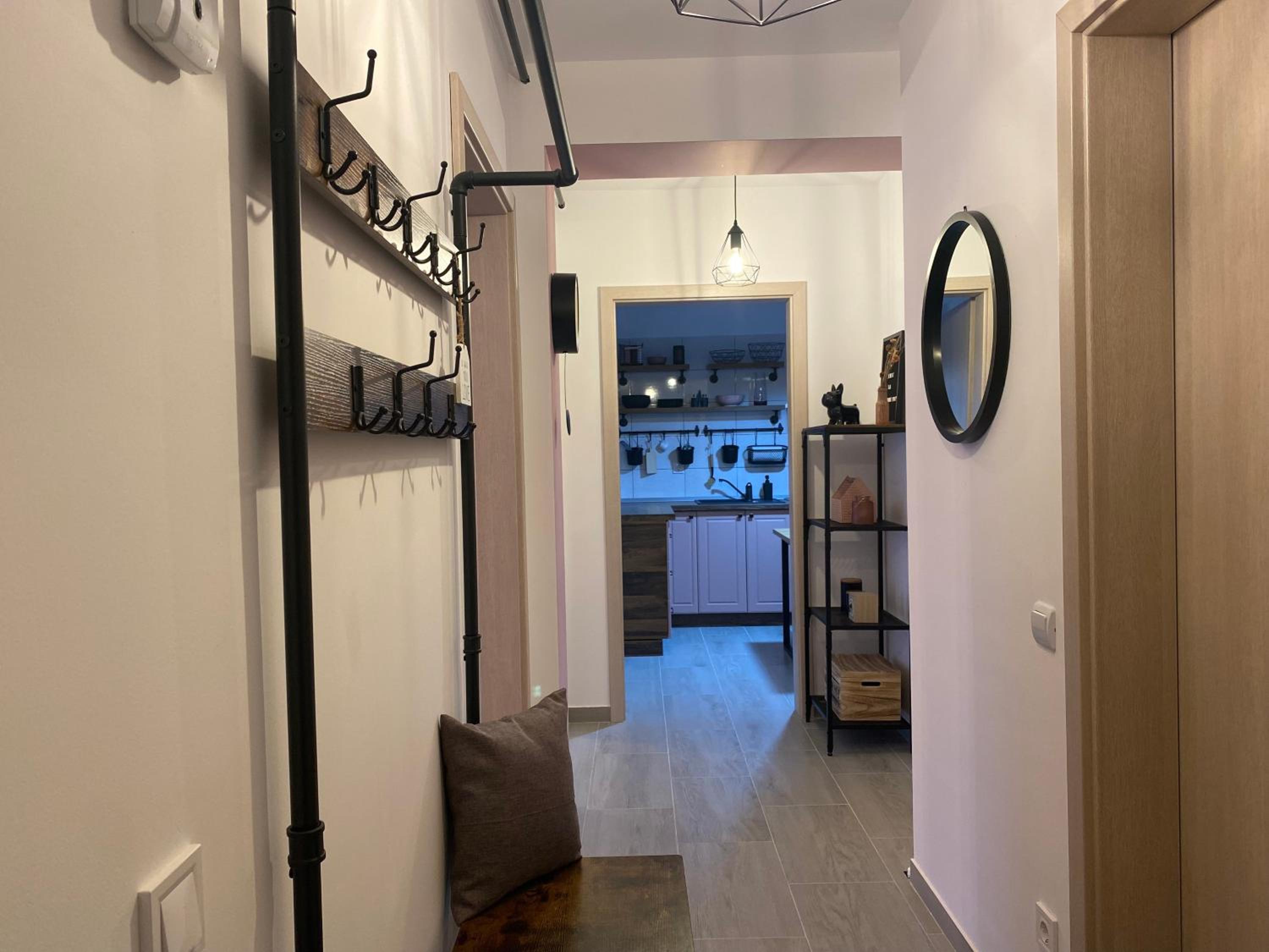 Wanderlust Home Pink, Rasnov Apt for 4, Wifi and Free Parking view 3