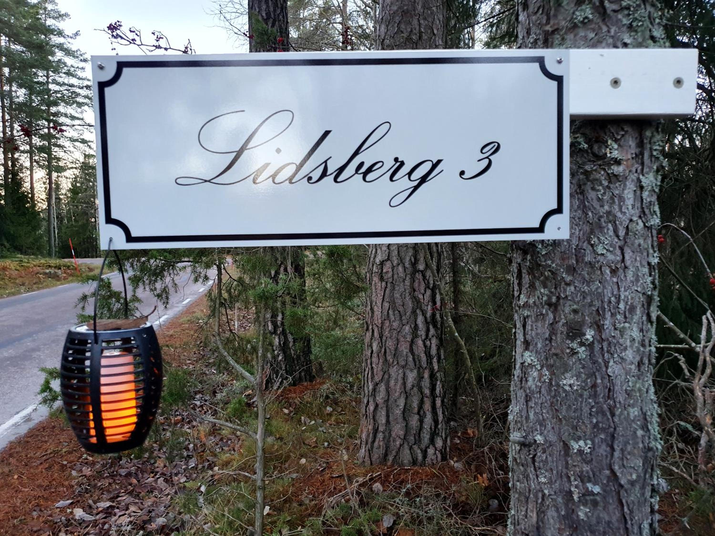 Lidsbergs torp i Ölme från år 1910 Ett eget mysigt torp med kakelugn, lågt i tak, sovrum med dubbelsäng och 2 enkelsängar på loft med snedtak bäddsoffa i v view 4
