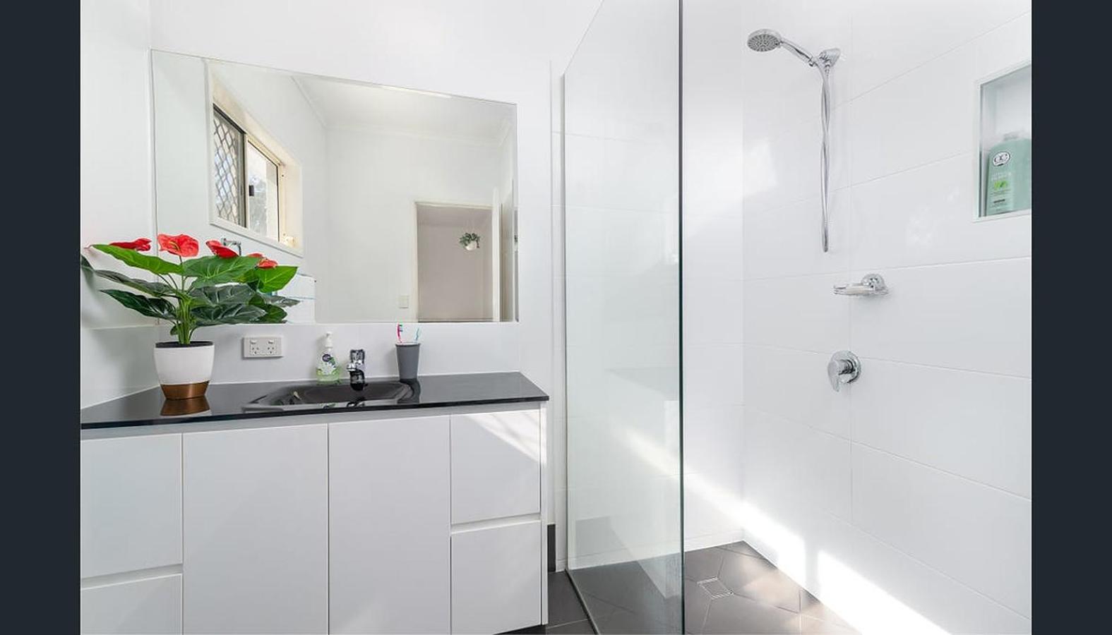 Entire 2 bedroom townhouse - Four Mile Beach Escapes - your home away from home - Image 5