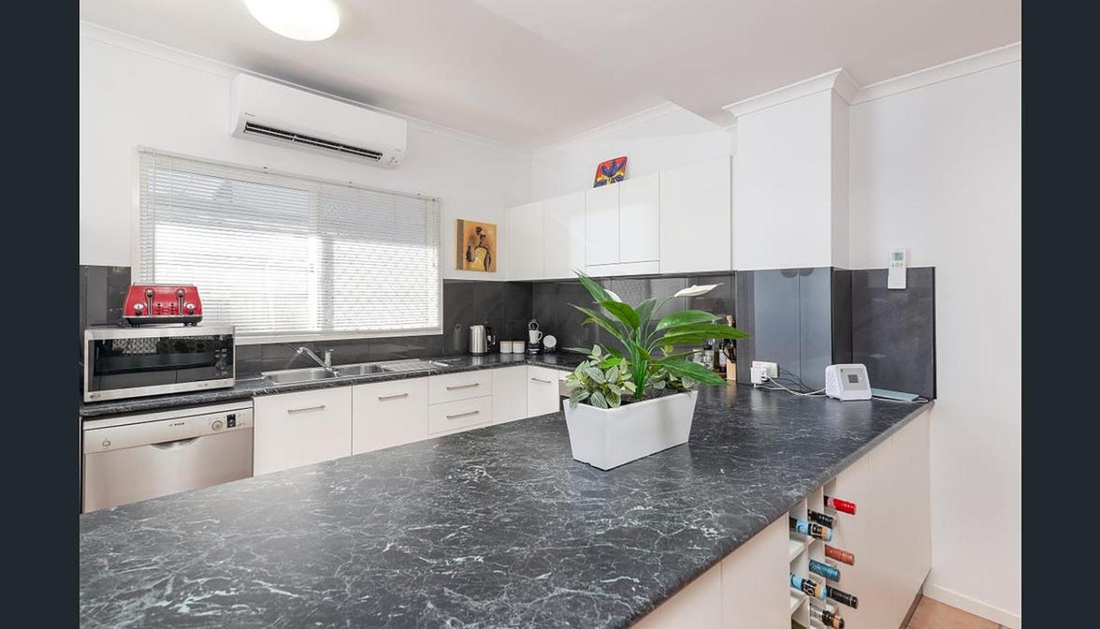 Entire 2 bedroom townhouse - Four Mile Beach Escapes - your home away from home - Image 4