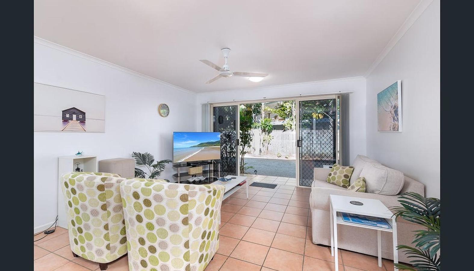Entire 2 bedroom townhouse - Four Mile Beach Escapes - your home away from home