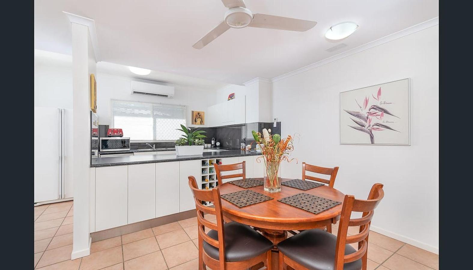 Entire 2 bedroom townhouse - Four Mile Beach Escapes - your home away from home