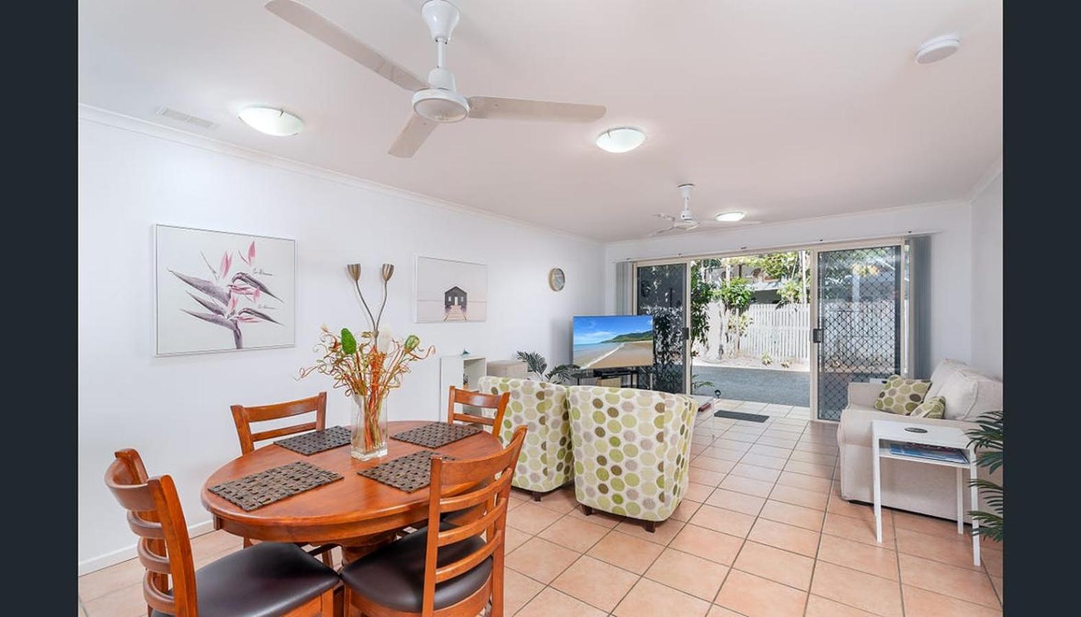Entire 2 bedroom townhouse - Four Mile Beach Escapes - your home away from home