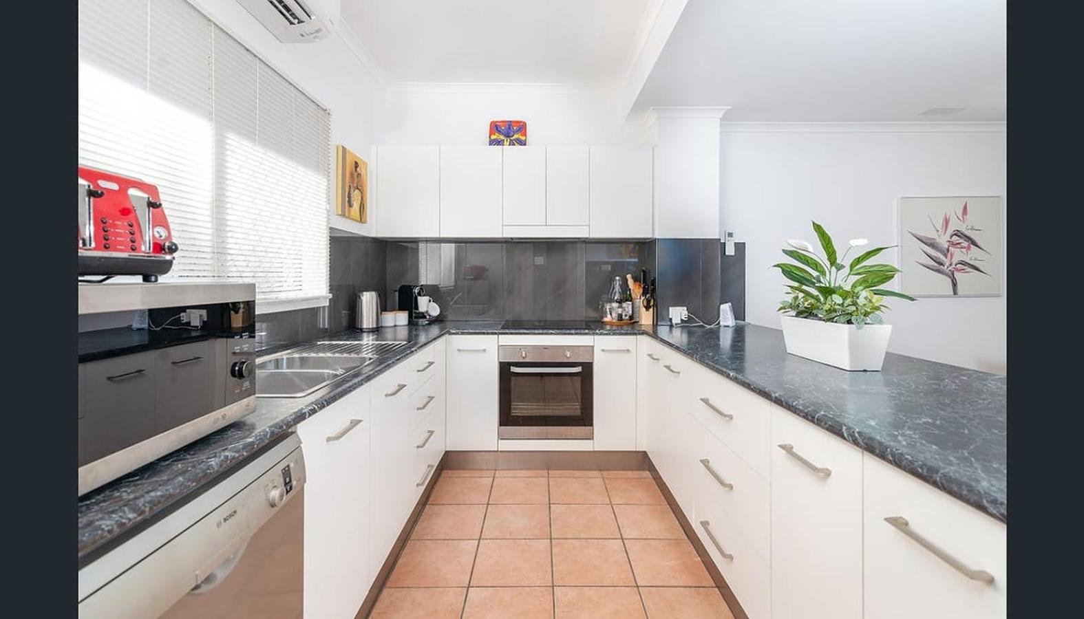 Entire 2 bedroom townhouse - Four Mile Beach Escapes - your home away from home - Image 3