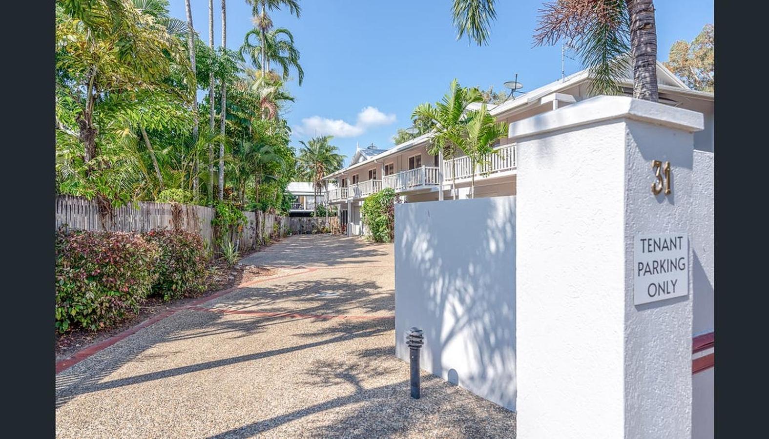 Entire 2 bedroom townhouse - Four Mile Beach Escapes - your home away from home