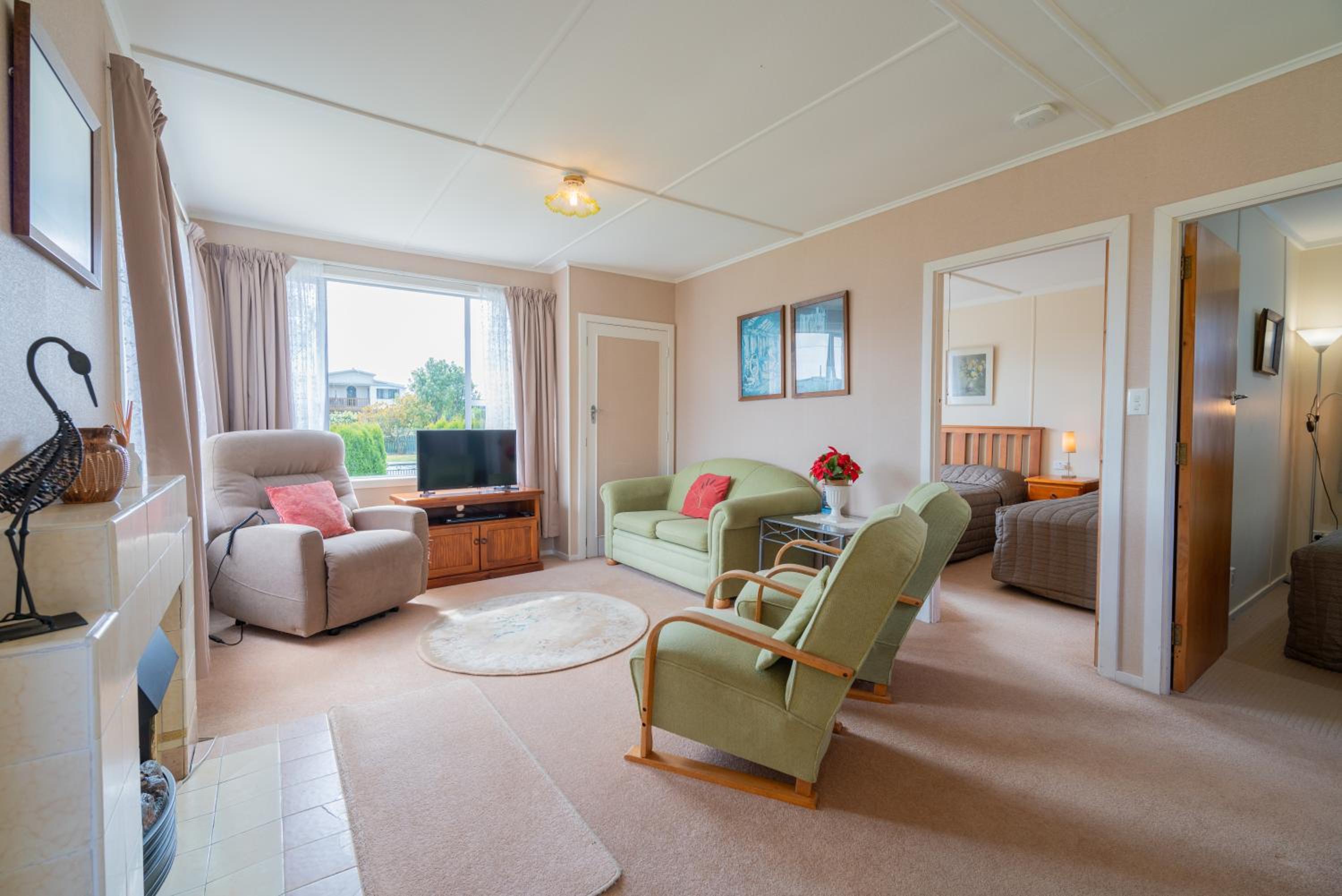 Rustlein Cottage - Te Anau Holiday Home view 2