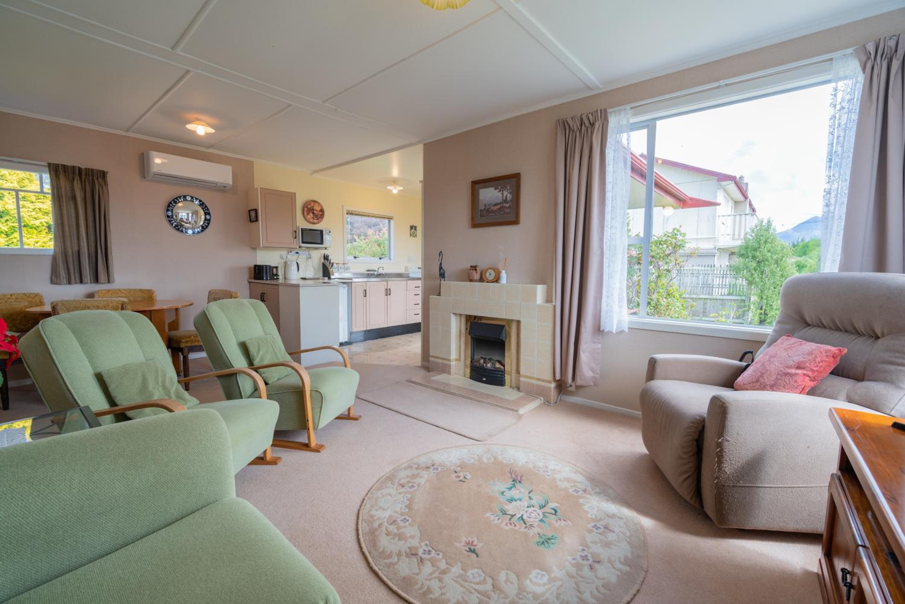 Rustlein Cottage - Te Anau Holiday Home view 3