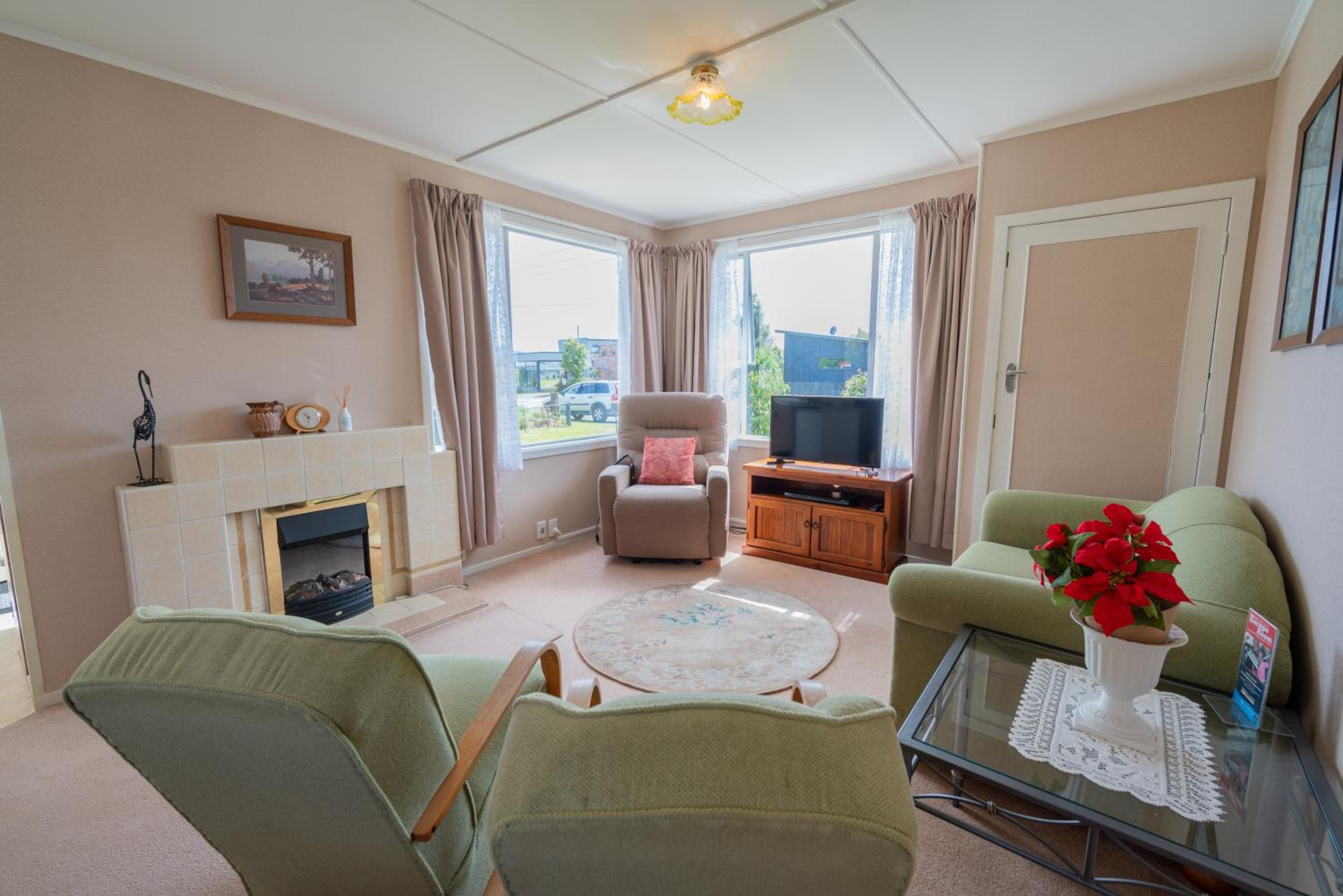 Rustlein Cottage - Te Anau Holiday Home view 4