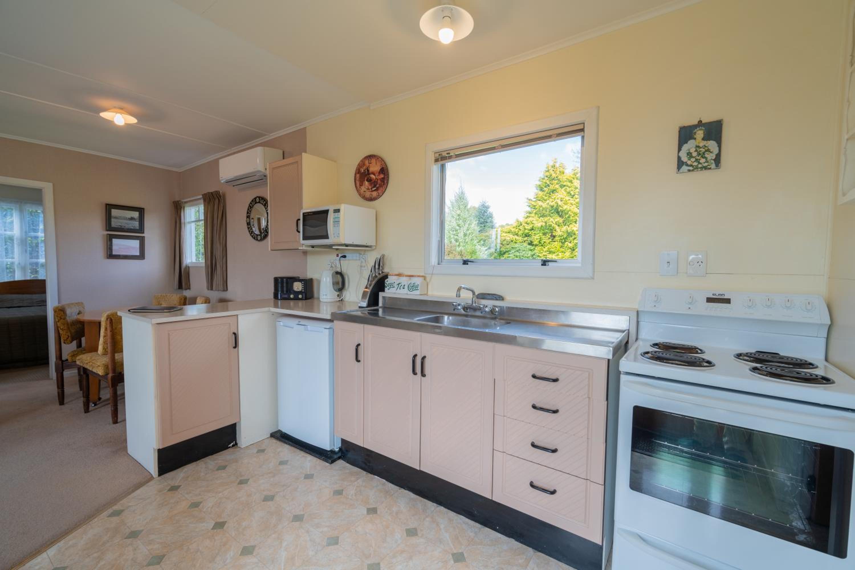 Rustlein Cottage - Te Anau Holiday Home view 5