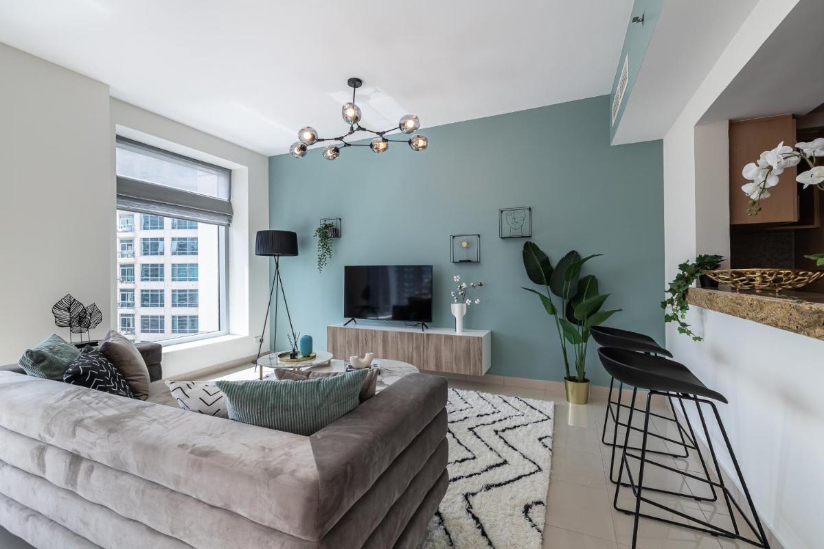 Radiant 2 BR with Marina Views