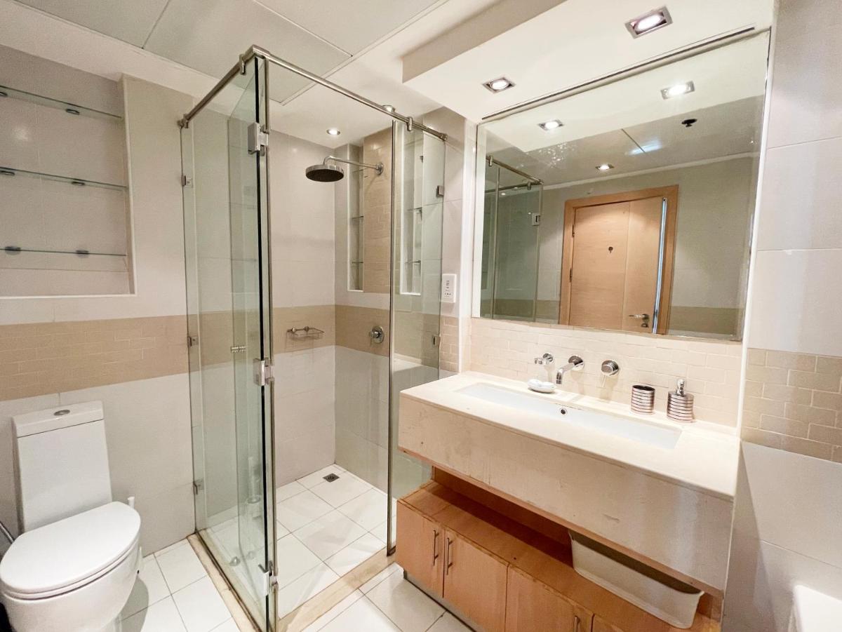 Radiant 2 BR with Marina Views