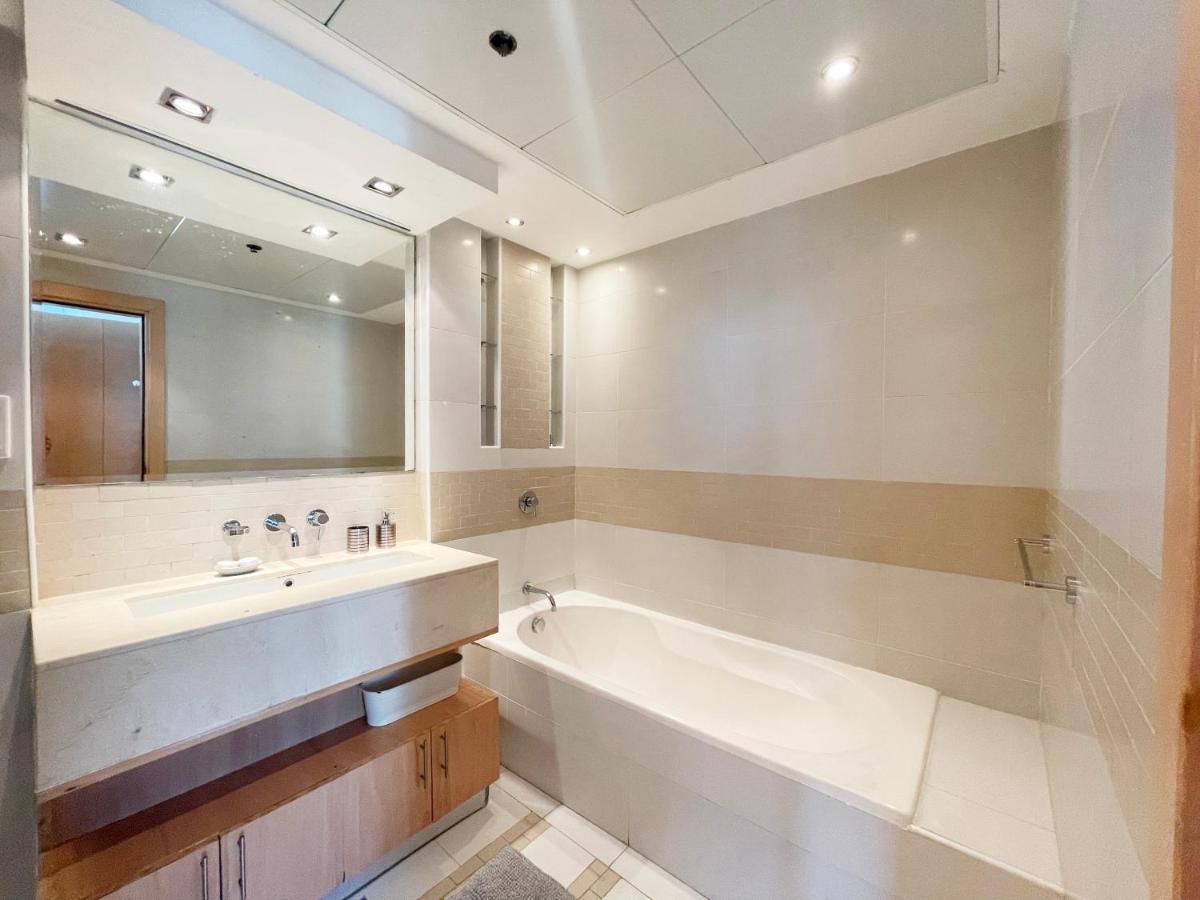 Radiant 2 BR with Marina Views