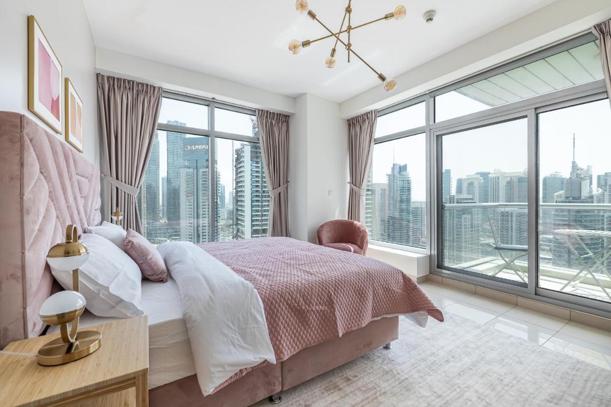 Radiant 2 BR with Marina Views