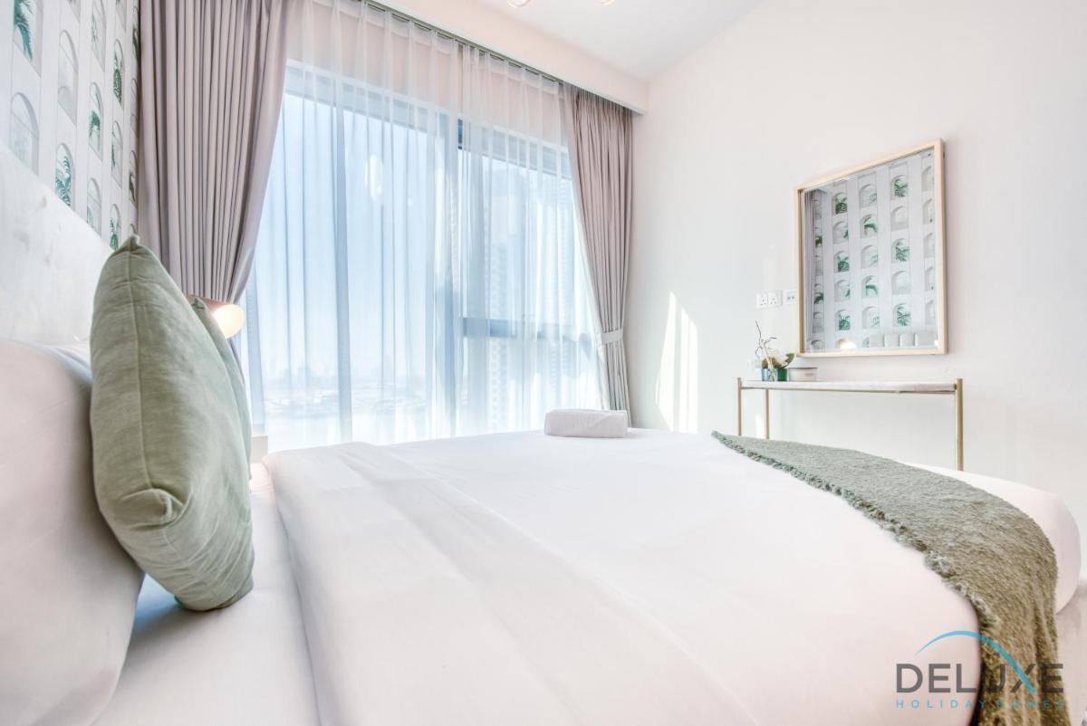 Radiant 3BR With Assistant Room at Harbour Views Tower 1 by Deluxe Holiday Homes