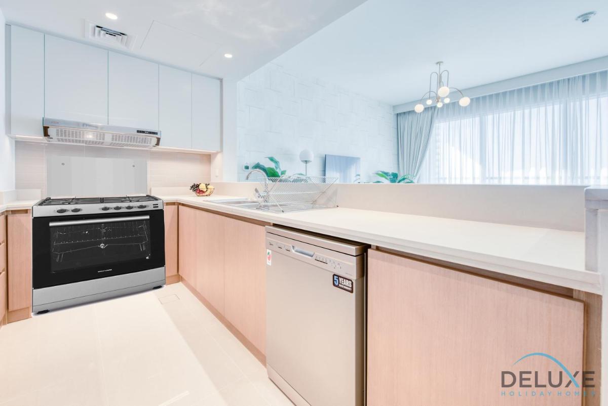 Radiant 3BR With Assistant Room at Harbour Views Tower 1 by Deluxe Holiday Homes