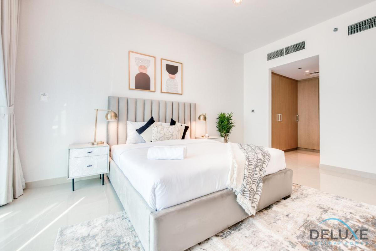 Radiant 3BR With Assistant Room at Harbour Views Tower 1 by Deluxe Holiday Homes