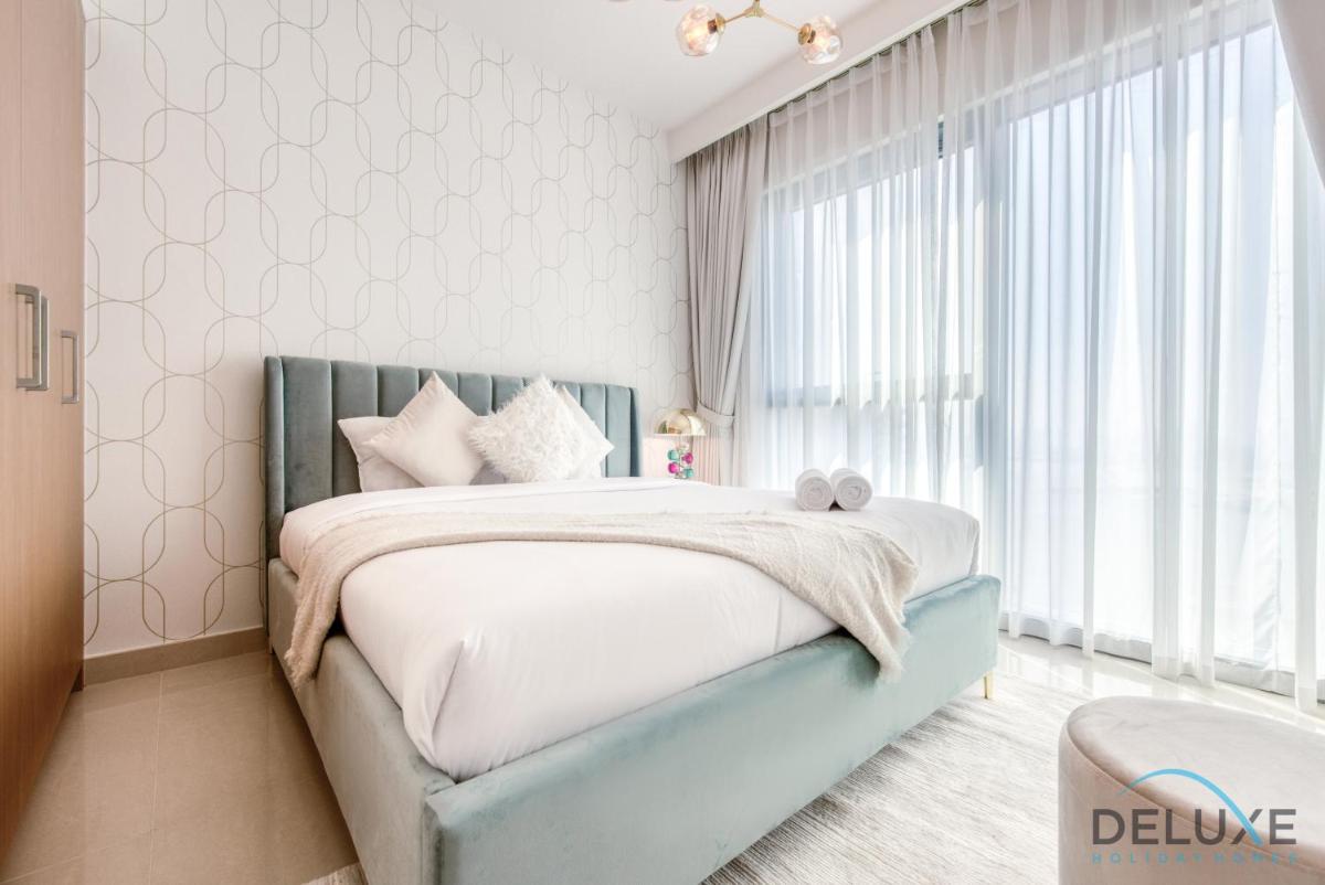Radiant 3BR With Assistant Room at Harbour Views Tower 1 by Deluxe Holiday Homes