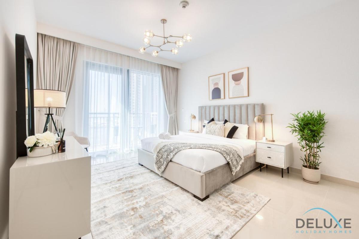 Radiant 3BR With Assistant Room at Harbour Views Tower 1 by Deluxe Holiday Homes