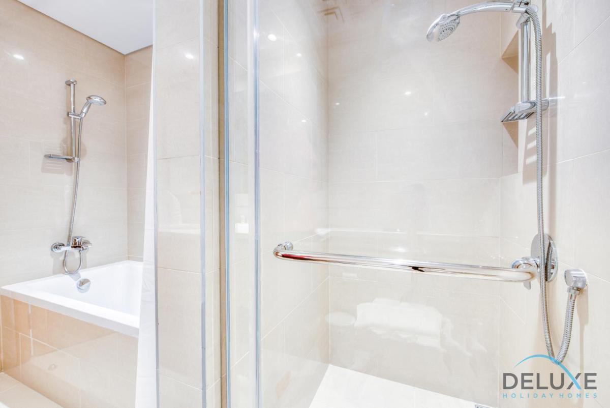 Radiant 3BR With Assistant Room at Harbour Views Tower 1 by Deluxe Holiday Homes