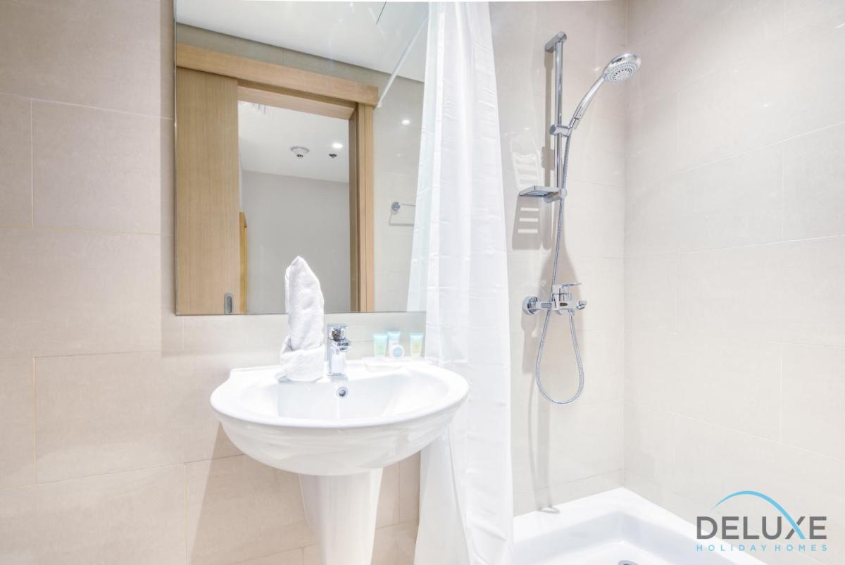 Radiant 3BR With Assistant Room at Harbour Views Tower 1 by Deluxe Holiday Homes