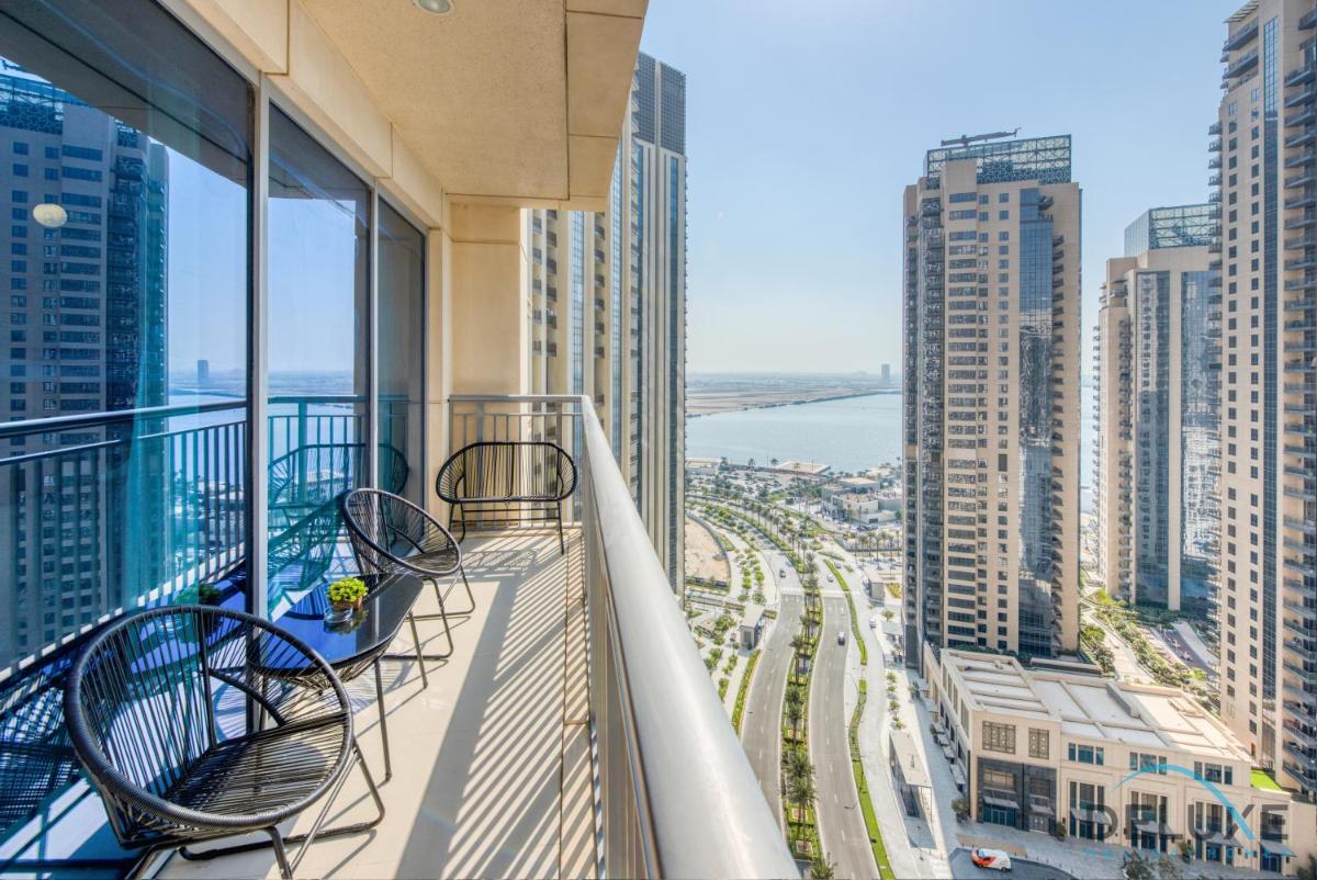 Radiant 3BR With Assistant Room at Harbour Views Tower 1 by Deluxe Holiday Homes