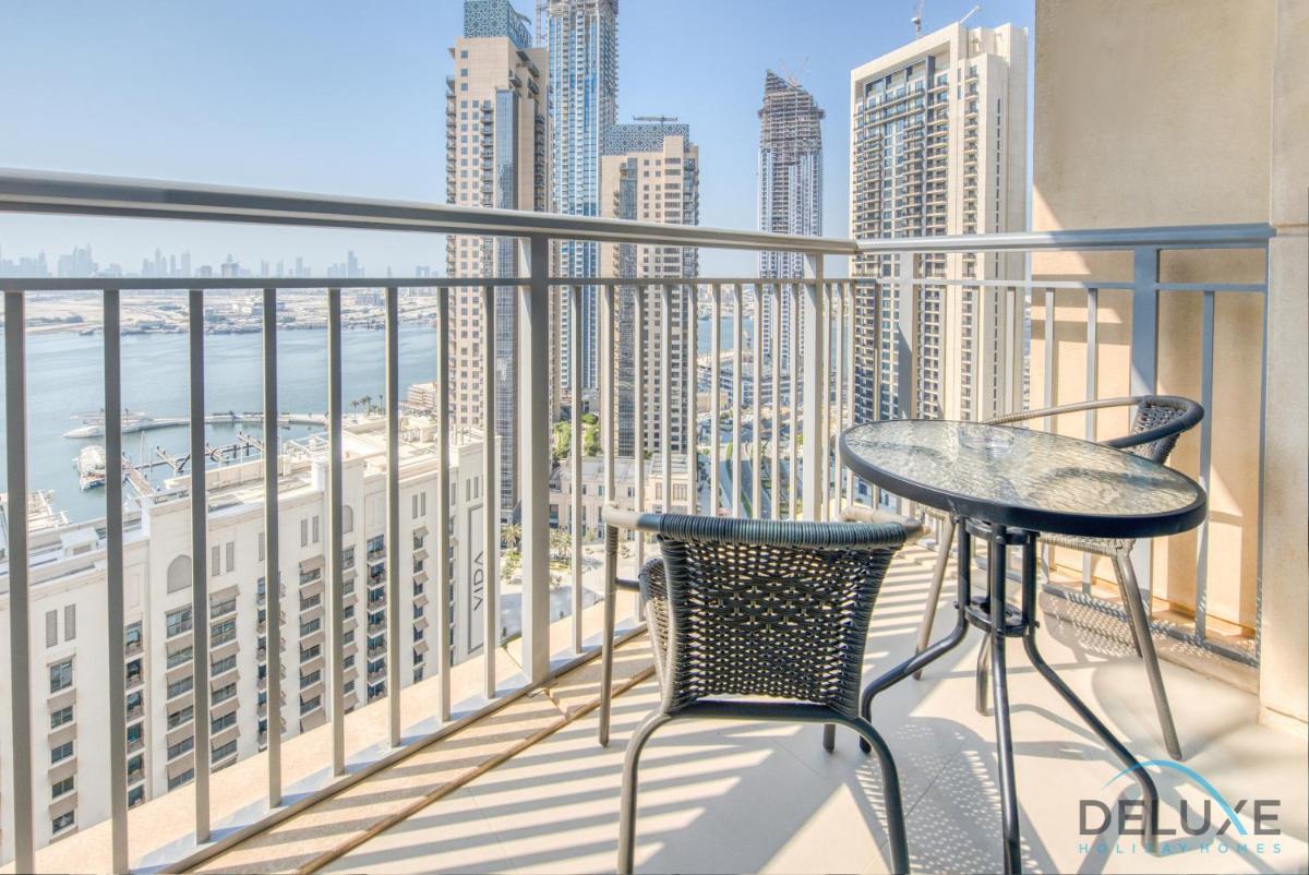 Radiant 3BR With Assistant Room at Harbour Views Tower 1 by Deluxe Holiday Homes