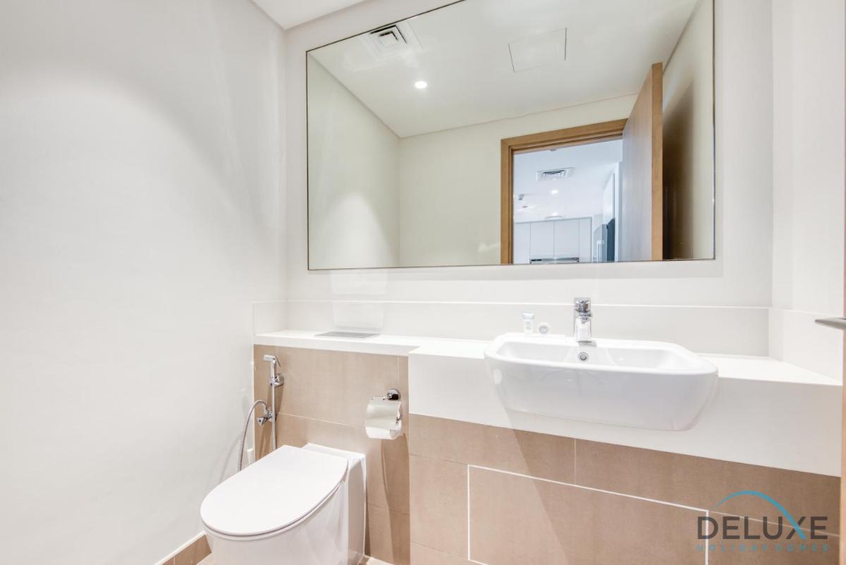 Radiant 3BR With Assistant Room at Harbour Views Tower 1 by Deluxe Holiday Homes