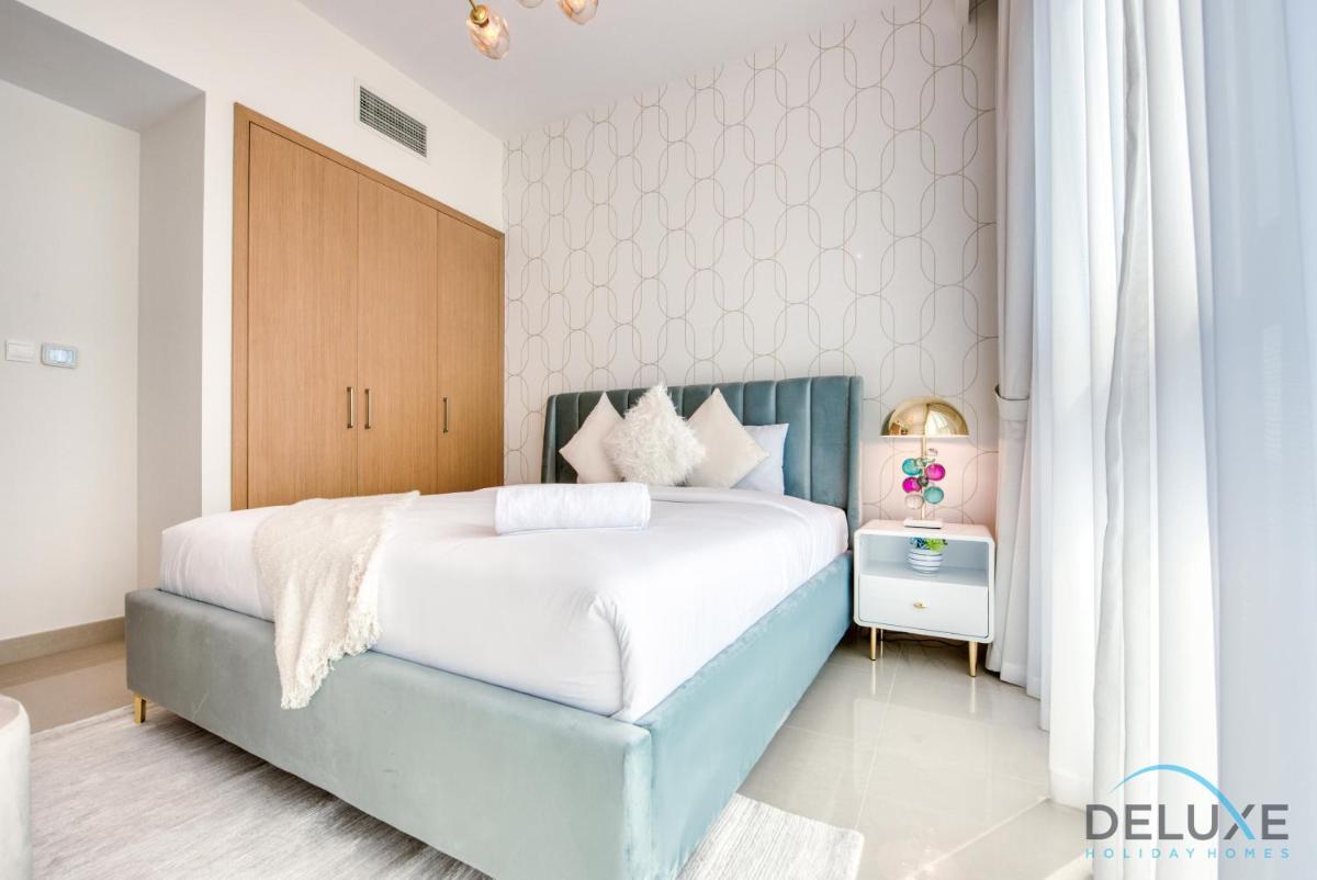 Radiant 3BR With Assistant Room at Harbour Views Tower 1 by Deluxe Holiday Homes
