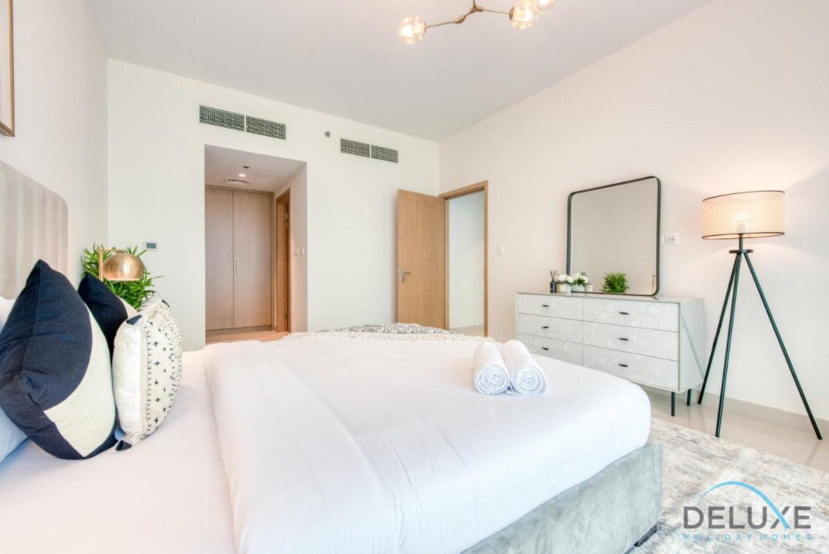 Radiant 3BR With Assistant Room at Harbour Views Tower 1 by Deluxe Holiday Homes