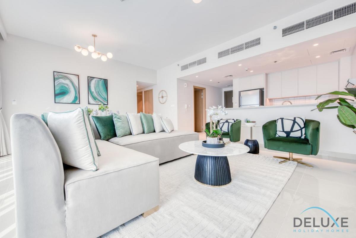 Radiant 3BR With Assistant Room at Harbour Views Tower 1 by Deluxe Holiday Homes