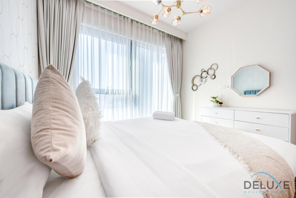 Radiant 3BR With Assistant Room at Harbour Views Tower 1 by Deluxe Holiday Homes