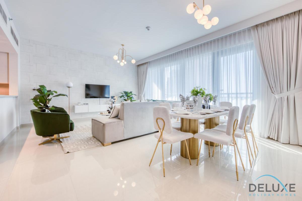 Radiant 3BR With Assistant Room at Harbour Views Tower 1 by Deluxe Holiday Homes