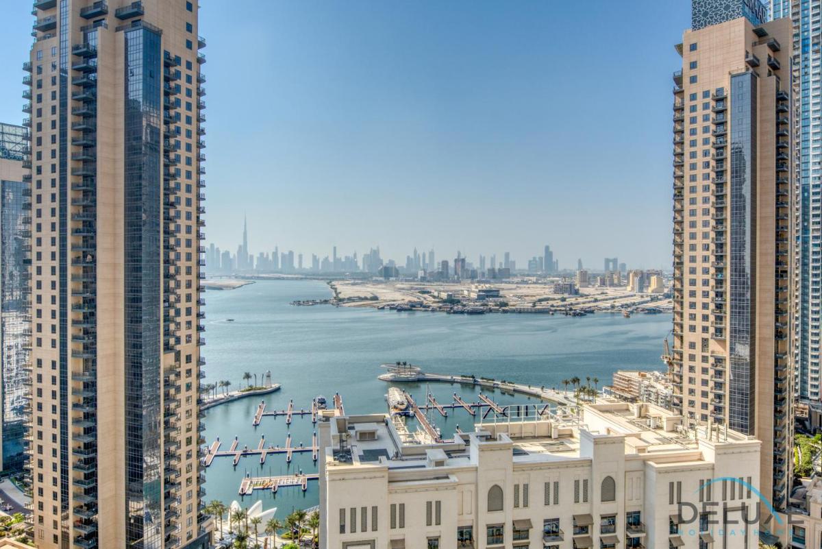 Radiant 3BR With Assistant Room at Harbour Views Tower 1 by Deluxe Holiday Homes