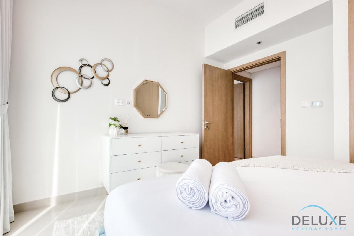 Radiant 3BR With Assistant Room at Harbour Views Tower 1 by Deluxe Holiday Homes