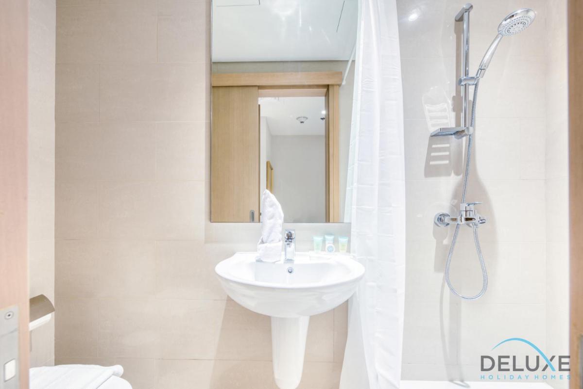 Radiant 3BR With Assistant Room at Harbour Views Tower 1 by Deluxe Holiday Homes