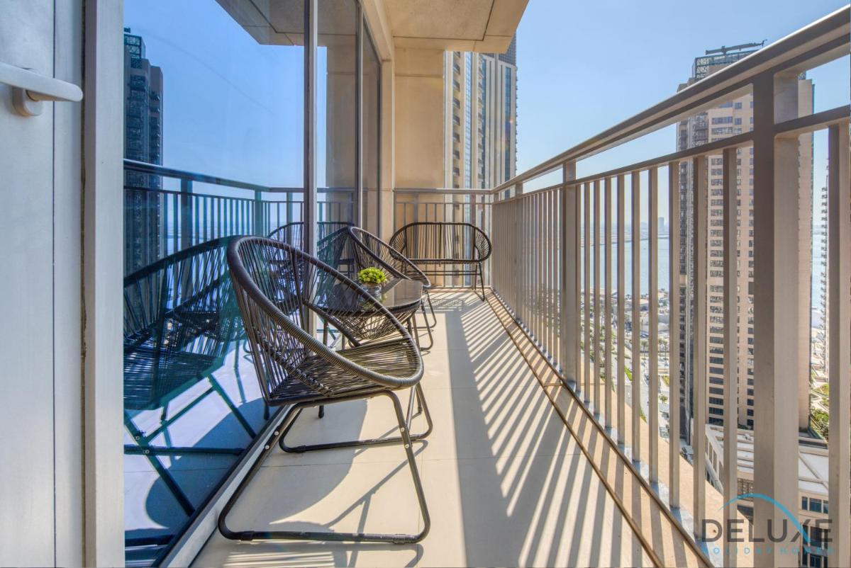 Radiant 3BR With Assistant Room at Harbour Views Tower 1 by Deluxe Holiday Homes