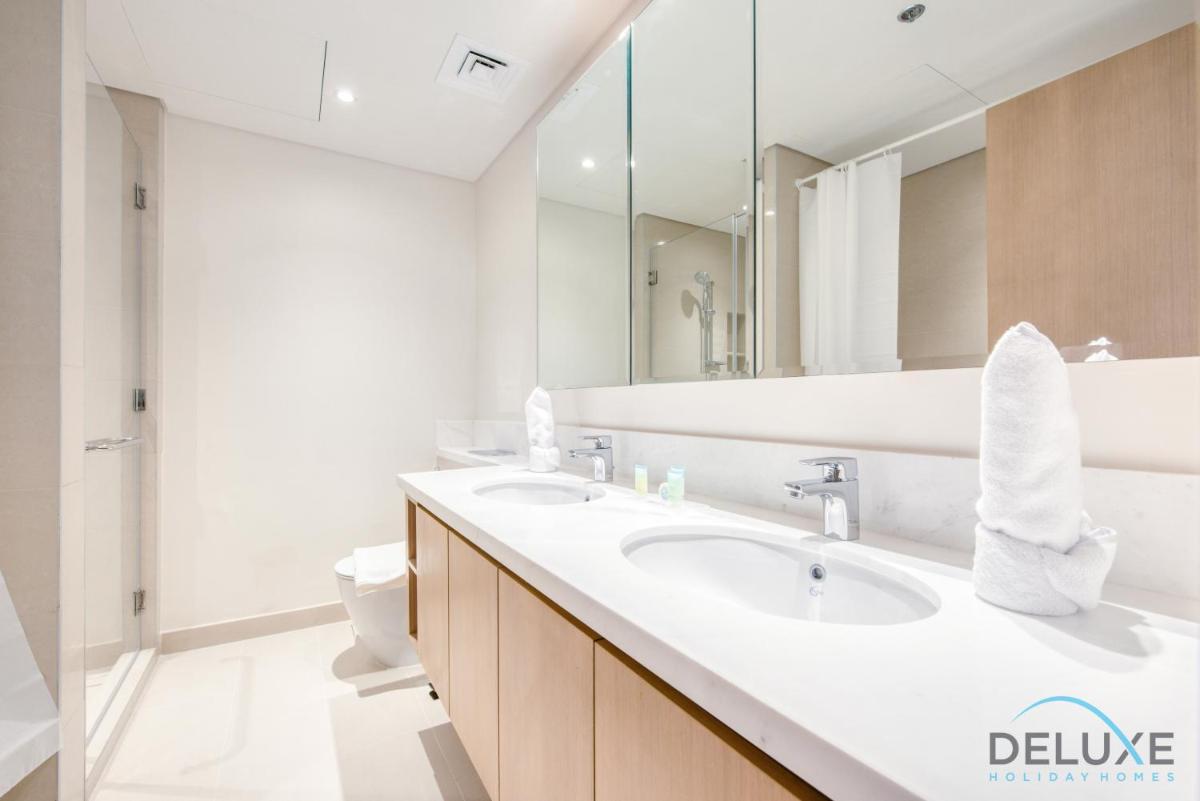Radiant 3BR With Assistant Room at Harbour Views Tower 1 by Deluxe Holiday Homes