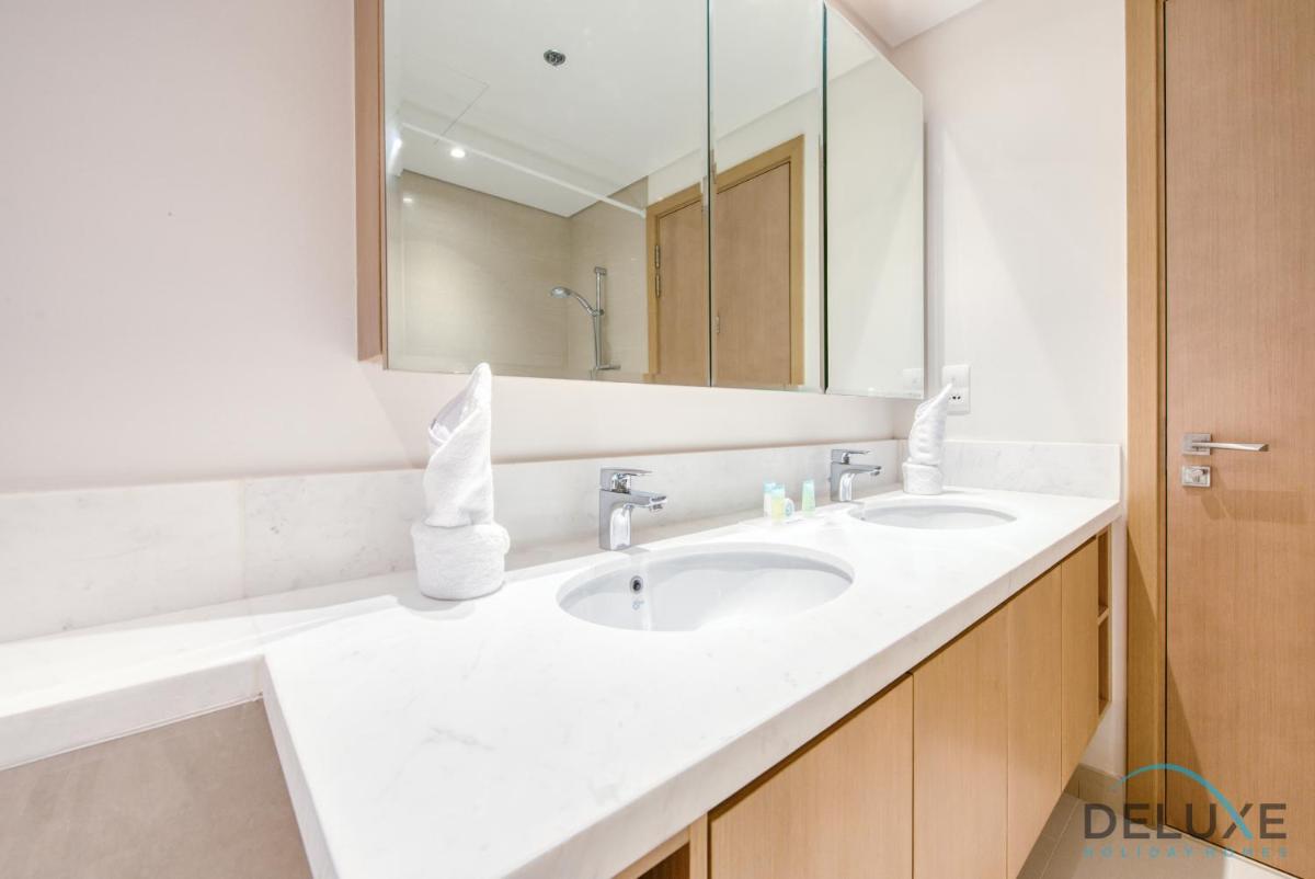 Radiant 3BR With Assistant Room at Harbour Views Tower 1 by Deluxe Holiday Homes