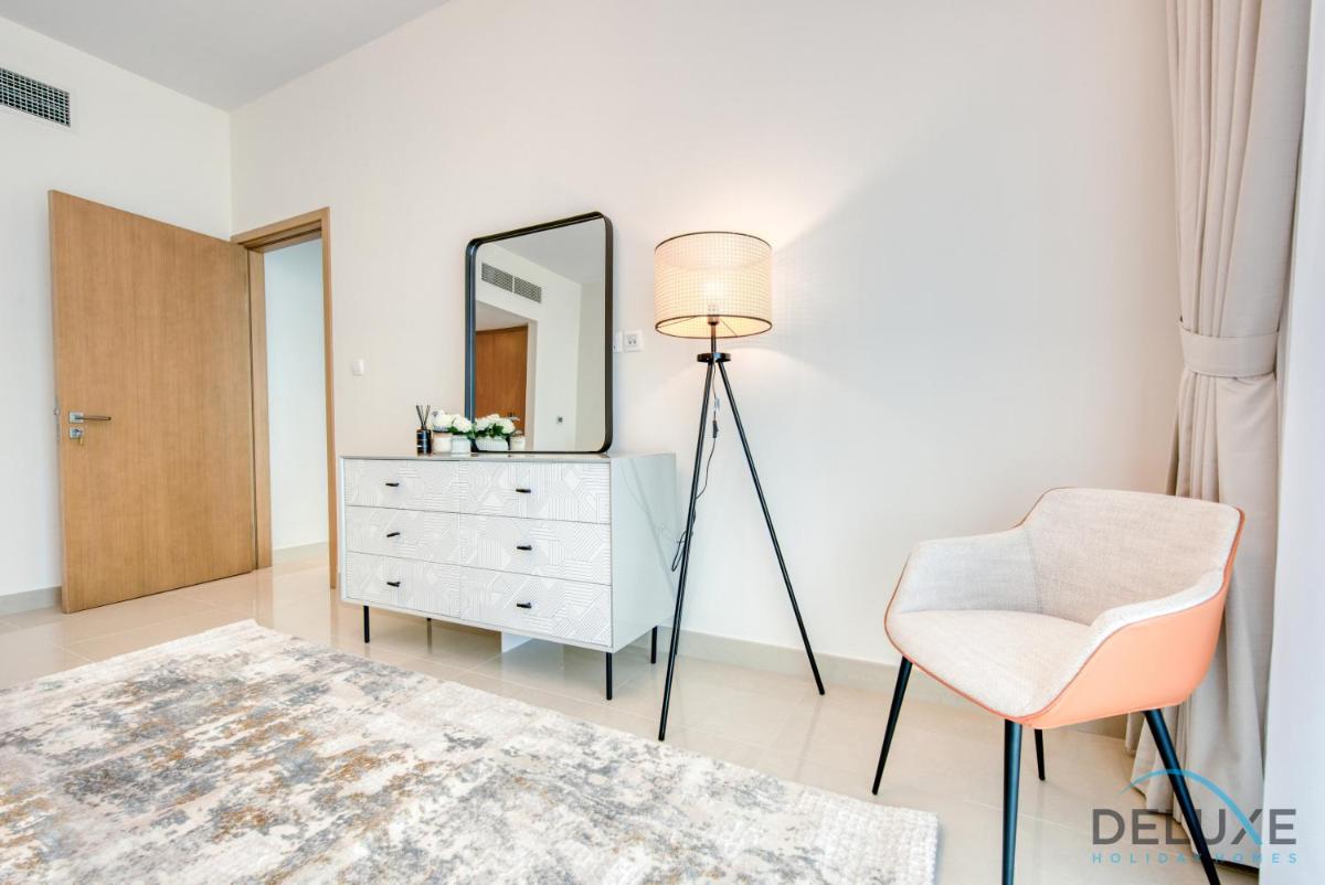 Radiant 3BR With Assistant Room at Harbour Views Tower 1 by Deluxe Holiday Homes